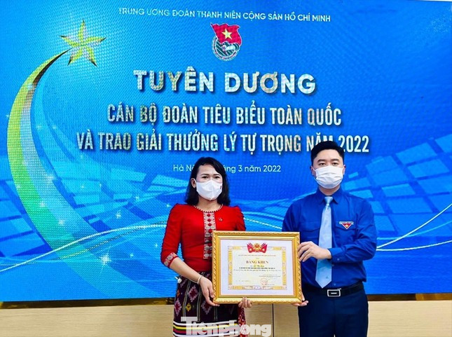 Chị Lô Thị Lan nhận giải thưởng Lý Tự Trọng cấp T.Ư năm 2022