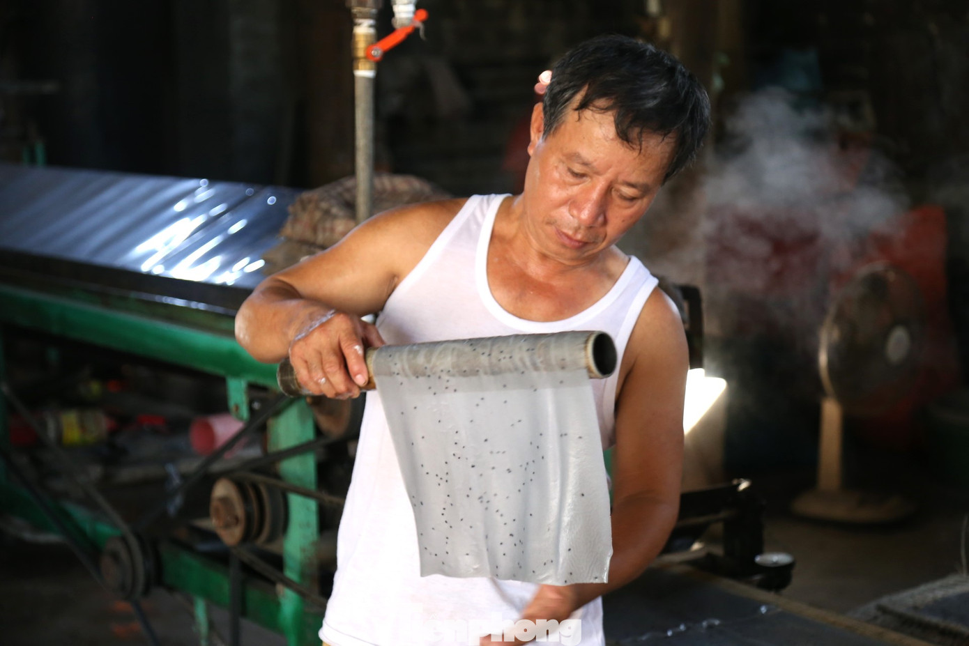 “Trung bình mỗi ngày gia đình tôi tráng khoảng 1 tạ gạo. Tranh thủ những hôm nắng to, gắt, chúng tôi sẽ tráng gấp đôi, gấp ba để tích trữ hàng hóa. Dây chuyền sản xuất sẽ có hai người chuyên bám máy để lấy bánh, rải bánh lên phên, và một người chuyên chở bánh đi phơi trên đường đê”, ông Khang chia sẻ.