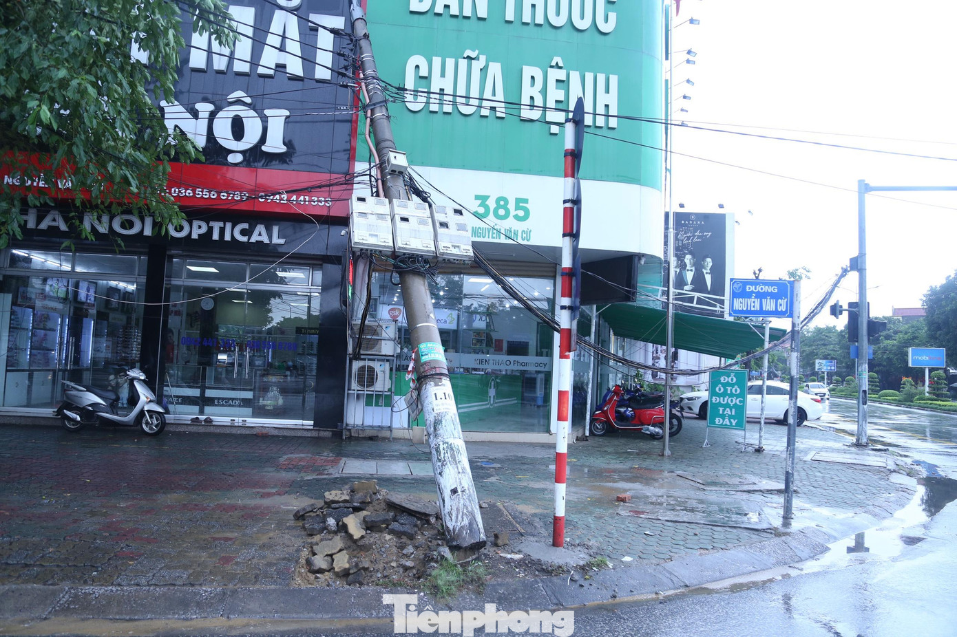 Cột điện tại ngã tư Nguyễn Văn Cừ giao với đường Nguyễn Sỹ Sách bị nghiêng đổ vào nhà dân.