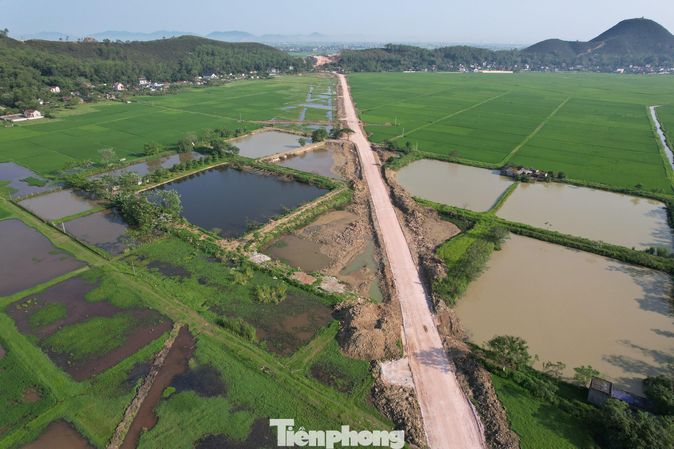 Dự án cao tốc Bắc – Nam phía Đông giai đoạn 2017 - 2020, đoạn Diễn Châu - Bãi Vọt dài khoảng 50 km, đi qua 2 tỉnh Nghệ An (44,4 km) và Hà Tĩnh (4,9 km). Dự án có tổng vốn đầu tư khoảng 11.157 tỷ đồng, trong đó, nguồn vốn nhà đầu tư huy động khoảng 5.090 tỷ đồng, nguồn vốn Nhà nước tham gia thực hiện khoảng hơn 6.067 tỷ đồng. Dự án xây dựng quy mô 6 làn xe, nền đường 32,25m, vận tốc thiết kế 100 - 120 km/h. Trước mắt, tại giai đoạn phân kỳ, dự án xây dựng quy mô 4 làn xe, nền đường 17m, vận tốc thiết kế 80 km/h.