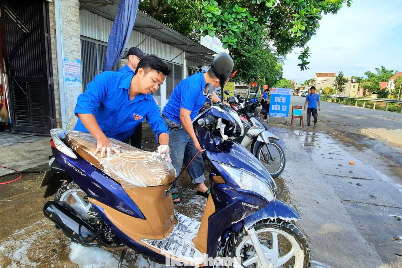 Tại xã Tây Hiếu, thị xã Thái Hòa, hàng chục đoàn viên thanh niên cũng hăng say rửa xe, các bạn luôn làm việc với tinh thần trách nhiệm cao.