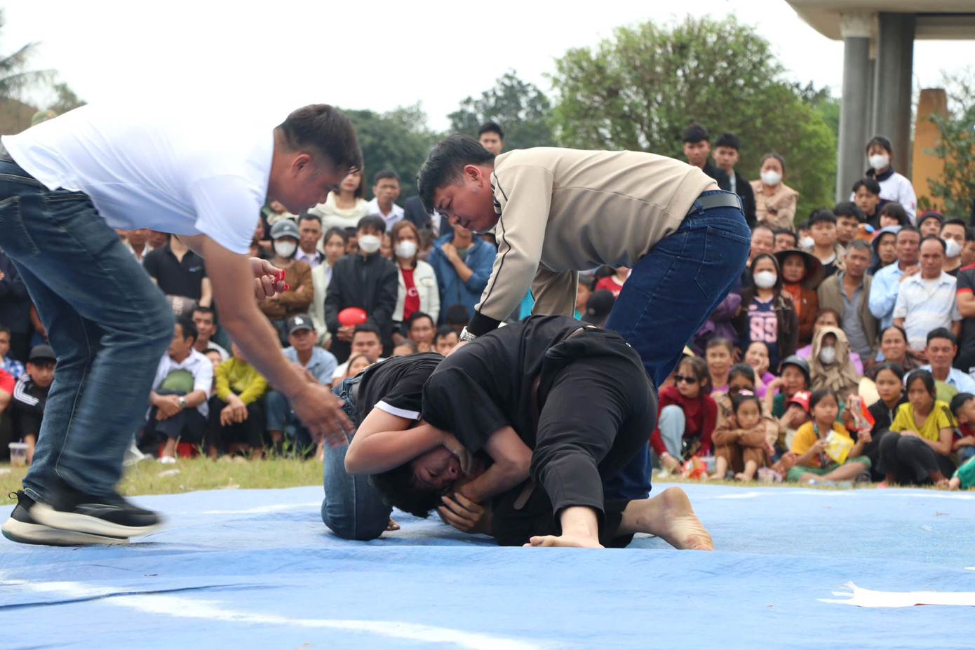 Các đô vật giằng co, sử dụng sức mạnh cơ bắp, sự dẻo dai, sức bền để chế ngự các đòn tấn công của đối thủ. Các đô vật giằng co, sử dụng sức mạnh cơ bắp, sự dẻo dai, sức bền để chế ngự các đòn tấn công của đối thủ.