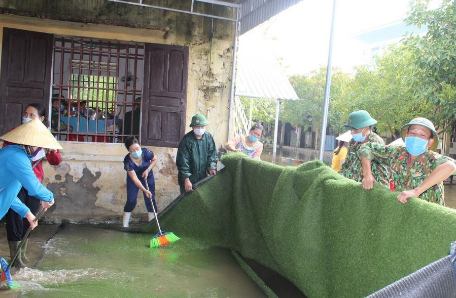 Bộ đội giúp giáo viên dọn trường lớp Bộ đội giúp giáo viên dọn trường lớp