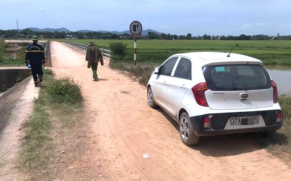 Chiếc ô tô đỗ bên đường rất lâu nhưng không có người.