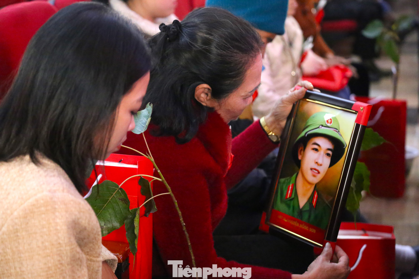 Thân nhân các gia đình liệt sĩ xúc động khi nhận bức ảnh với những đường nét rõ ràng, chân thực về người thân của mình. `