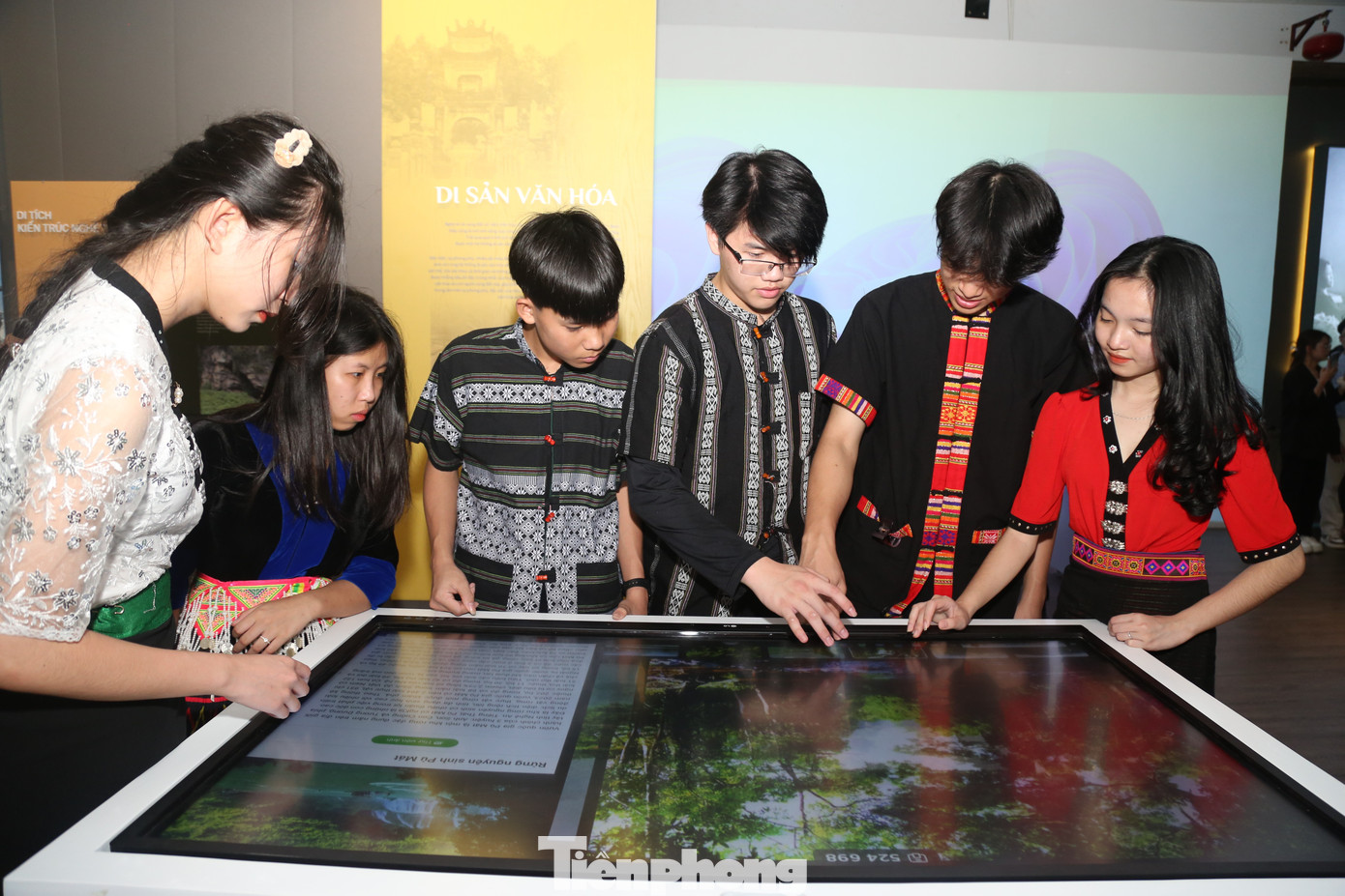 Bạn Lô Thị Thắm (áo đỏ), học sinh lớp 10 Trường Phổ thông Dân tộc nội trú tỉnh Nghệ An chia sẻ: “Em cảm thấy rất thích thú khi được trải nghiệm không gian số tại Bảo tàng Nghệ An. Chỉ cần chạm tay lên màn hình, ấn vào thông tin mình cần tìm kiếm có thể cập nhật toàn bộ các dữ liệu về hiện vật một cách nhanh chóng, đầy đủ”.