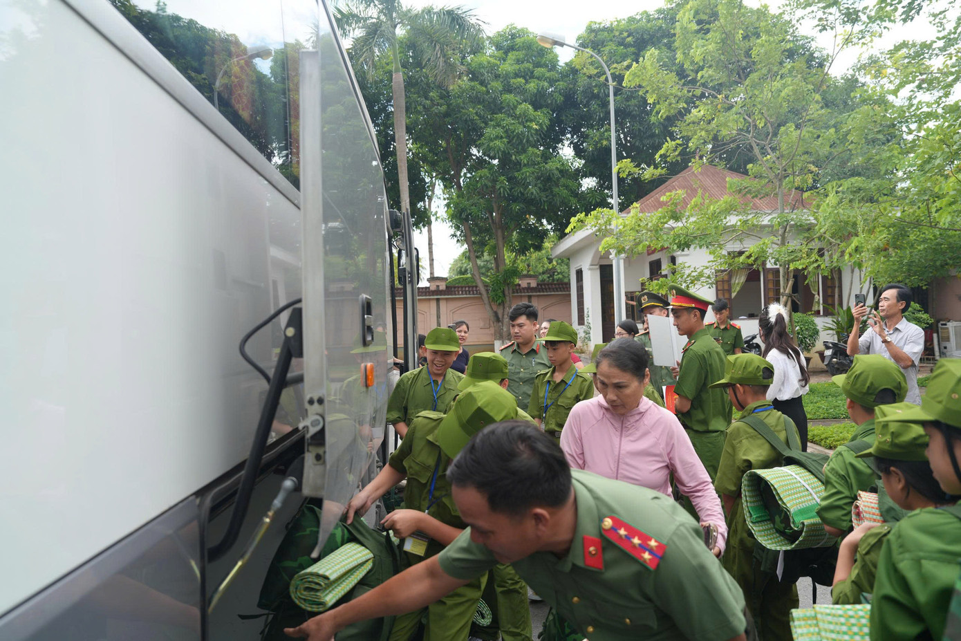 Đại tá Trần Hồng Quang - Phó Giám đốc Công an tỉnh Nghệ An nhấn mạnh: “Trải nghiệm mùa hè trong môi trường Công an, được khoác trên mình màu áo xanh đặc trưng, các em sẽ được giao lưu học hỏi, rèn luyện ý chí, nghị lực của những người chiến sĩ Công an, giúp các em thêm tự tin, chủ động, an toàn và phát triển lành mạnh”.
