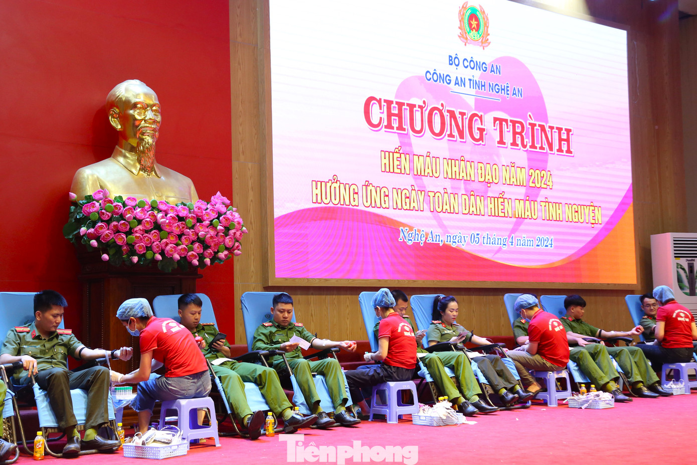 Trong buổi sáng 5/4, chương trình đã tiếp nhận hơn 160 đơn vị máu. Những giọt máu tình nguyện này sẽ góp phần bổ sung kịp thời nguồn máu, cung cấp cho hoạt động cấp cứu và điều trị tại các bệnh viện trên địa bàn trong điều kiện nguồn máu dự trữ đang khan hiếm.