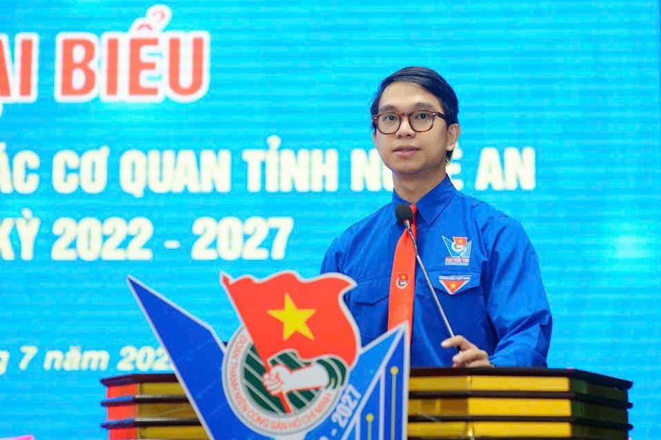 Anh Nguyễn Hồ Mạnh - Phó Bí thư Đoàn TNCS Hồ Chí Minh Ủy ban nhân dân tỉnh Nghệ An. Anh Nguyễn Hồ Mạnh - Phó Bí thư Đoàn TNCS Hồ Chí Minh Ủy ban nhân dân tỉnh Nghệ An.