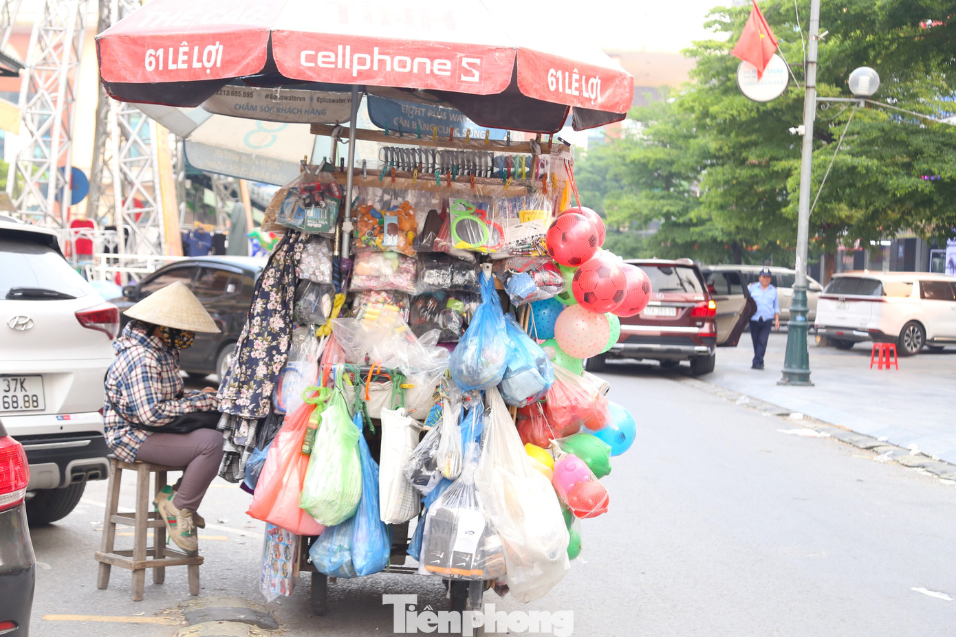 Dù ngày thường hay ngày lễ, những lao động tự do vẫn miệt mài với công việc của mình.
