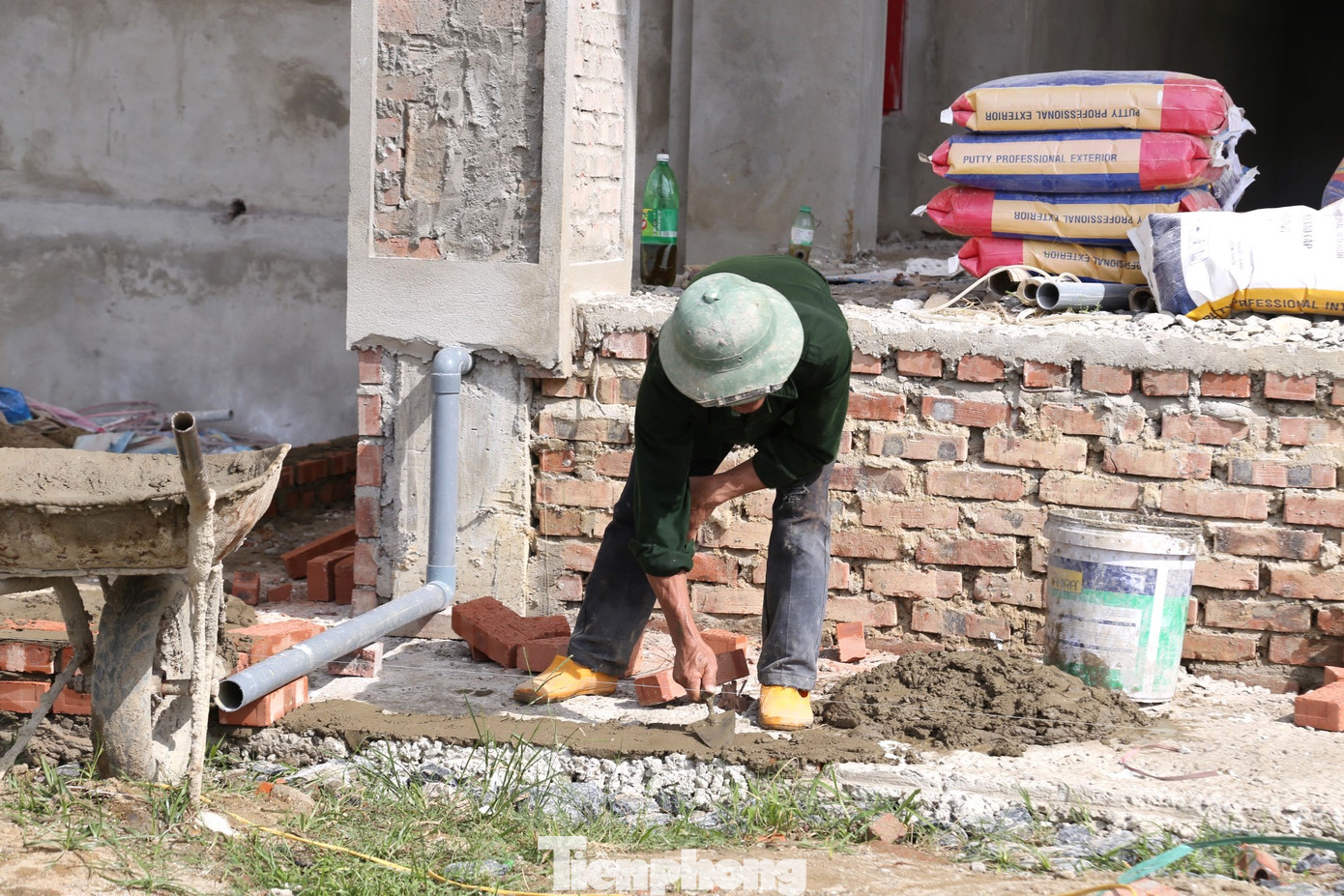 Người dân cho biết, ngày 20/11/2022, một lãnh đạo xã Nghi Kim đứng trước các hộ dân mong bà con thông cảm bàn giao mặt bằng cho đơn vị thi công để kịp tiến độ. Đồng thời, hứa với các hộ dân sẽ đền bù trước Tết Nguyên đán với mức giá 170 triệu đồng/sào.