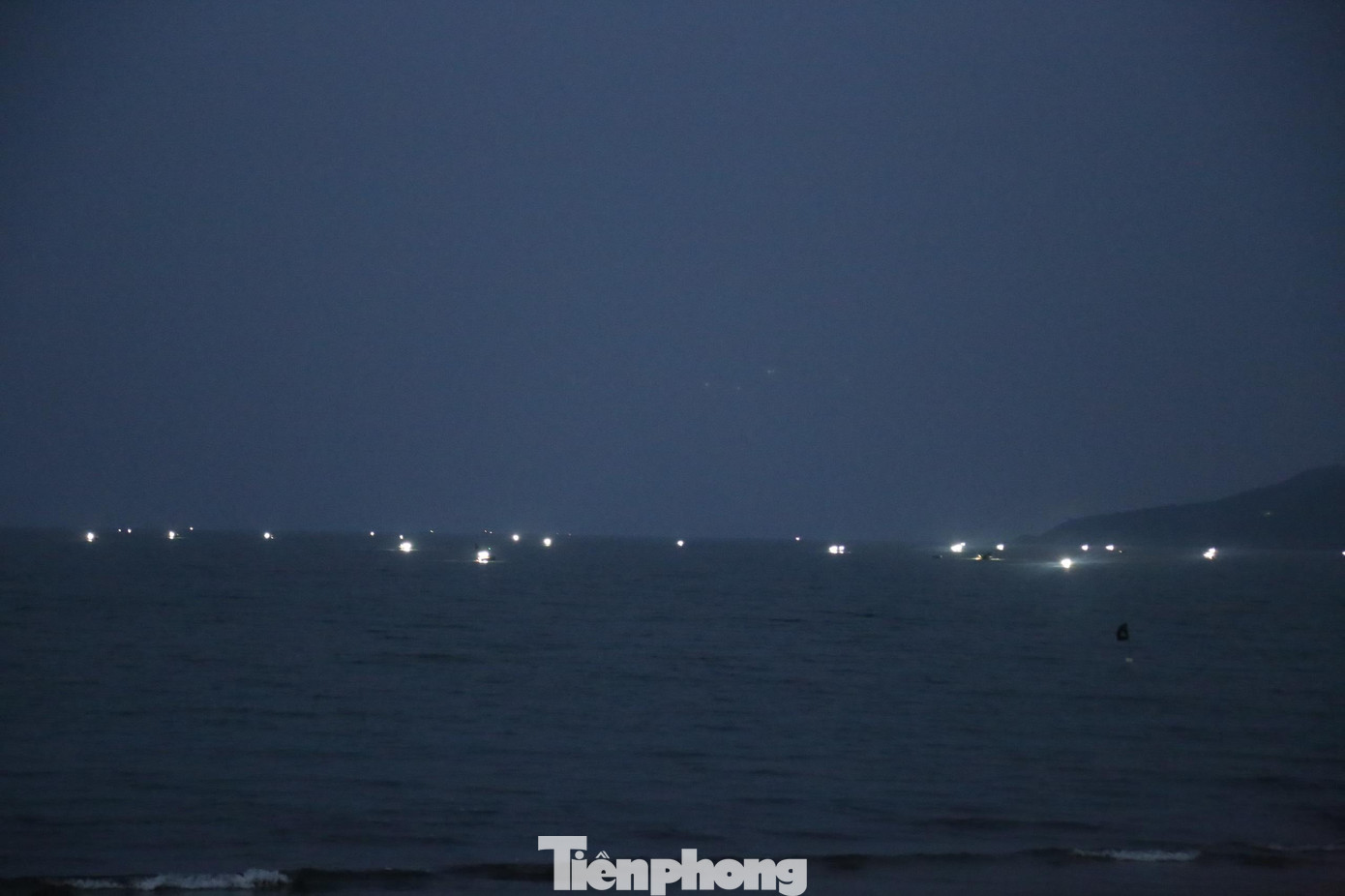 Mực nháy (hay mực nhảy) là tên gọi dùng để chỉ những con mực được ngư dân vừa câu lên, còn tươi rói, mắt và các sao trên thân mực phát sáng nhấp nháy. Loại mực này là đặc sản của vùng biển tại Nghệ An thường xuất hiện từ tháng 3 đến tháng 7 âm lịch. Để có mẻ mực tươi sống, ngư dân phải câu mực xuyên đêm, sau đó thả vào các lồng bè đặt ngay dưới bè nổi. Mực nháy (hay mực nhảy) là tên gọi dùng để chỉ những con mực được ngư dân vừa câu lên, còn tươi rói, mắt và các sao trên thân mực phát sáng nhấp nháy. Loại mực này là đặc sản của vùng biển tại Nghệ An thường xuất hiện từ tháng 3 đến tháng 7 âm lịch. Để có mẻ mực tươi sống, ngư dân phải câu mực xuyên đêm, sau đó thả vào các lồng bè đặt ngay dưới bè nổi.