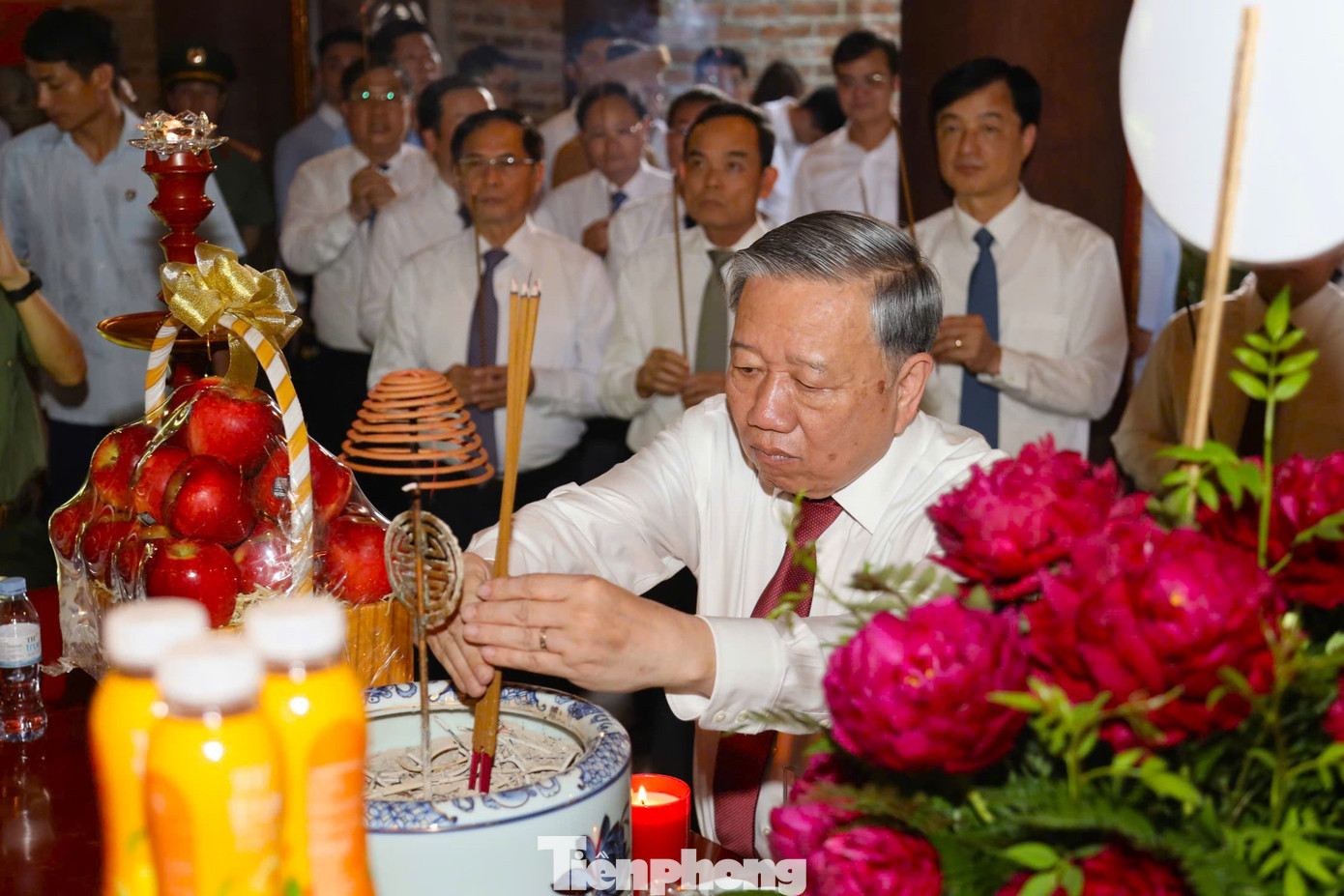 Tổng Bí thư Tô Lâm dâng hương tưởng niệm Chủ tịch Hồ Chí Minh và gia tiên của Người.