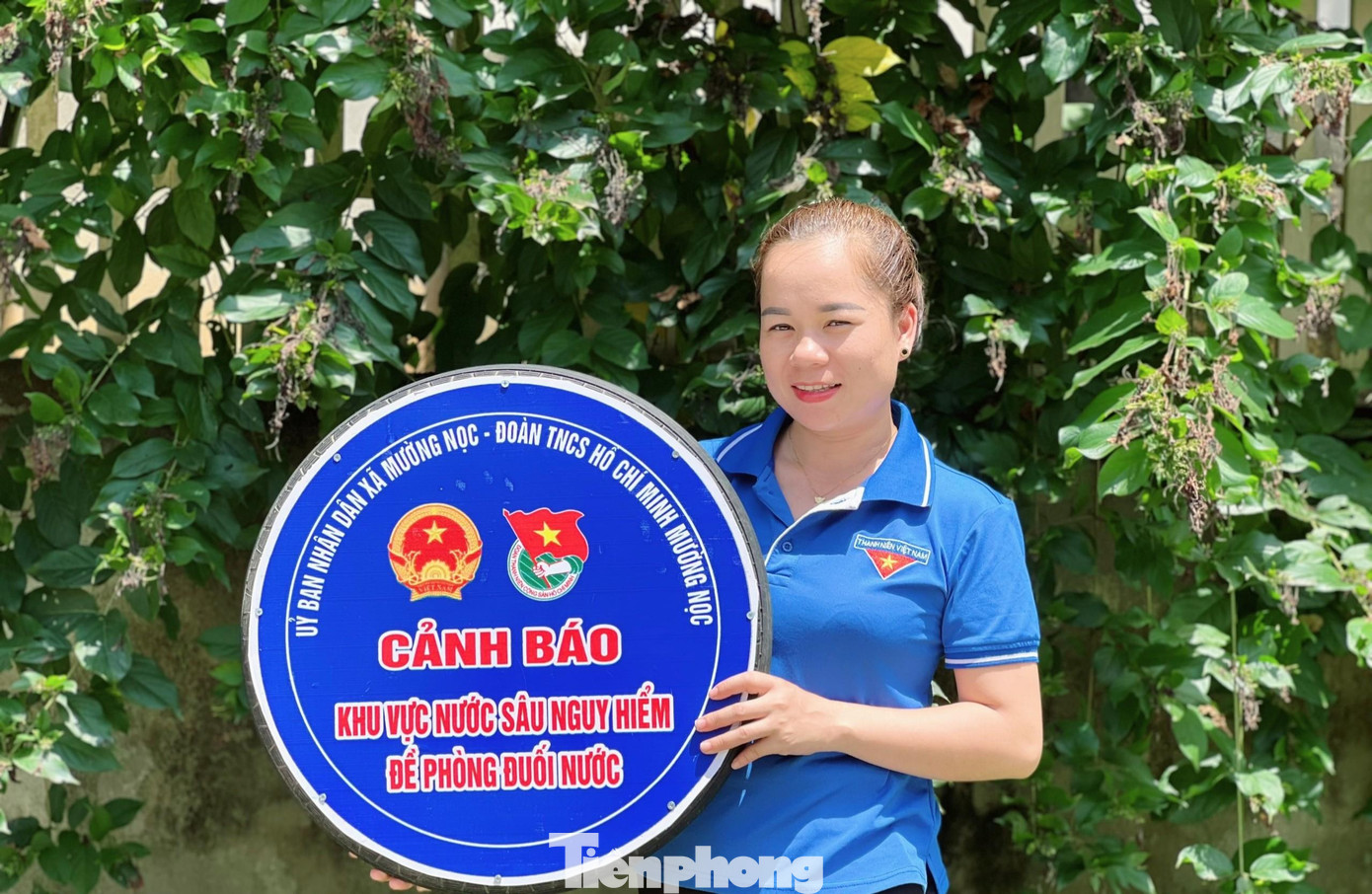 Làm biển báo phòng chống đuối nước từ lốp xe. (Ảnh: TH) Làm biển báo phòng chống đuối nước từ lốp xe. (Ảnh: TH)