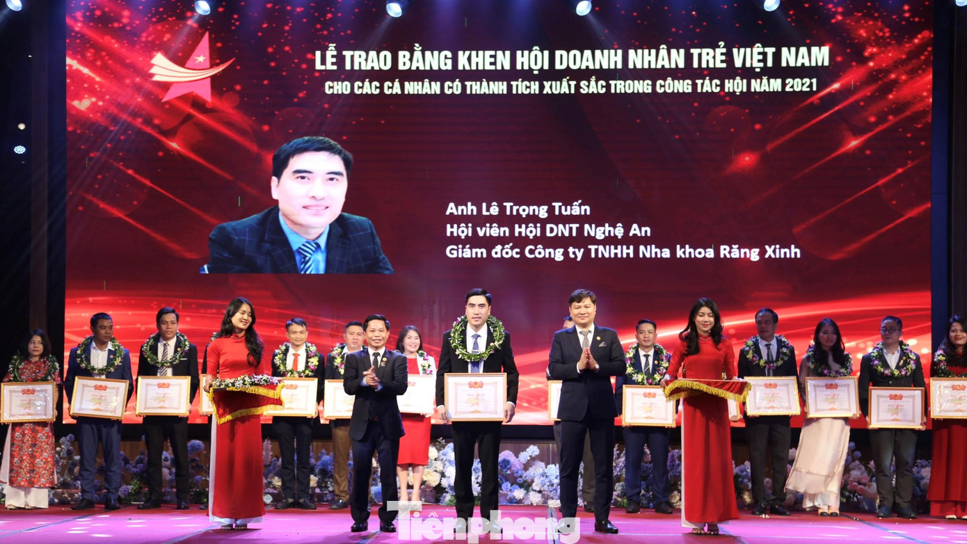 Trao Bằng khen của T.Ư Hội Doanh nhân trẻ Việt Nam cho các doanh nhân trẻ Nghệ An có nhiều thành tích xuất sắc.