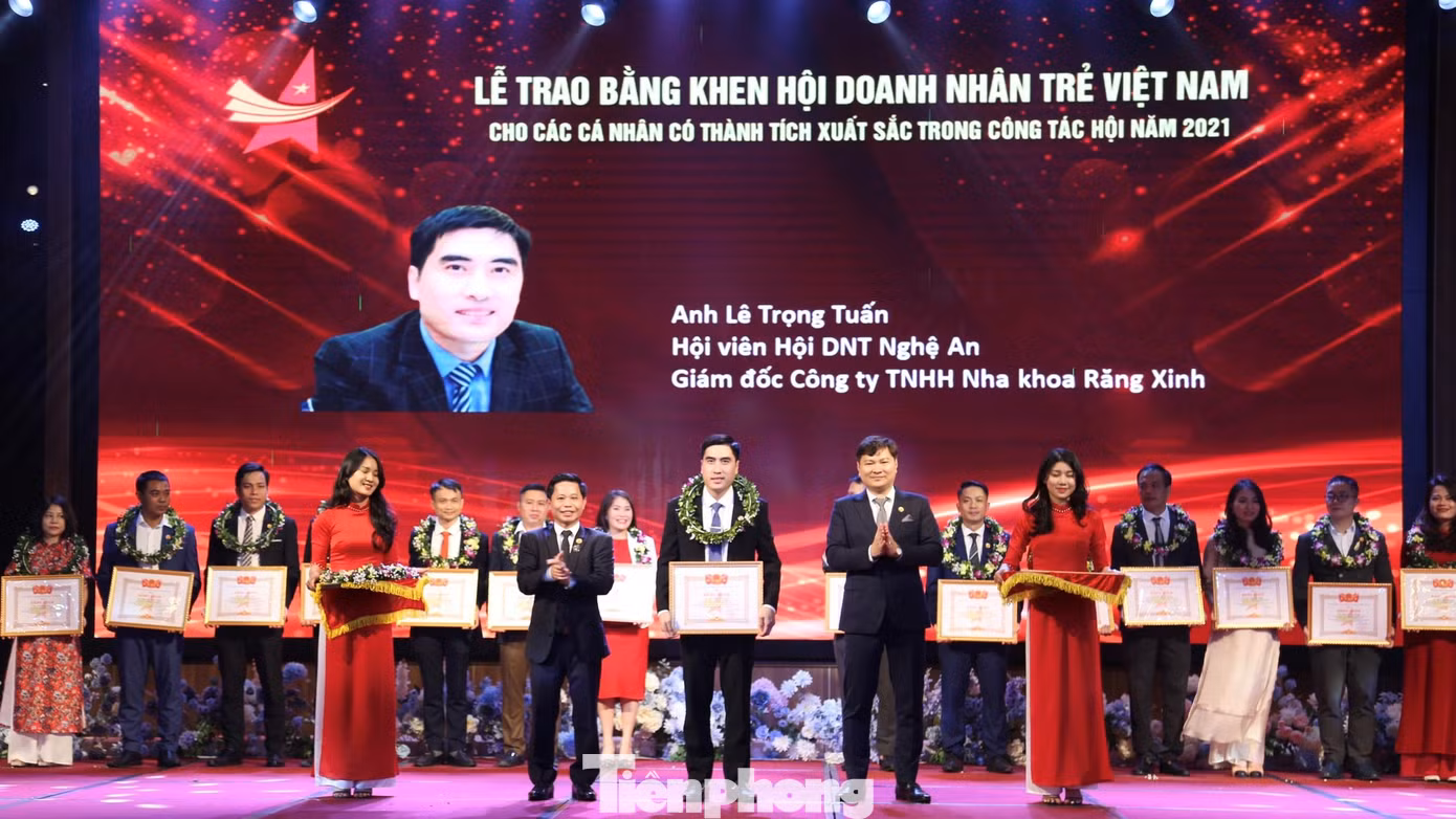 Trao Bằng khen của T.Ư Hội Doanh nhân trẻ Việt Nam cho các doanh nhân trẻ Nghệ An có nhiều thành tích xuất sắc.