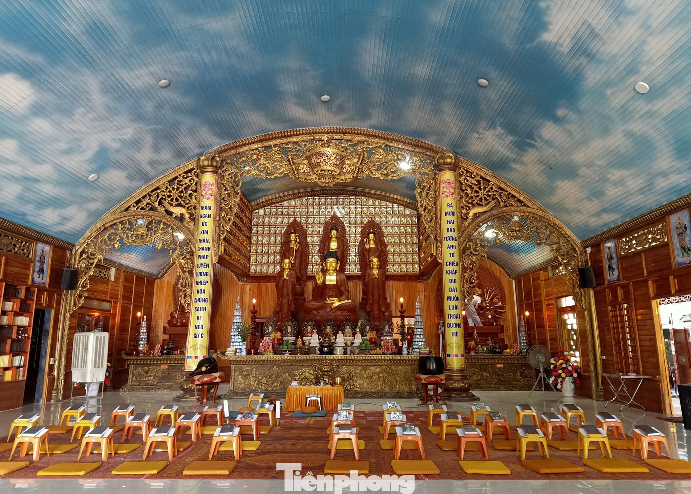 Chùa còn một con dấu hoa sen và 44 pho tượng cổ bằng gỗ, đa dạng về loại hình. Gian giữa có 15 pho tượng, trong đó có 3 tượng Bồ tát và 12 tượng Phật Thích Ca.