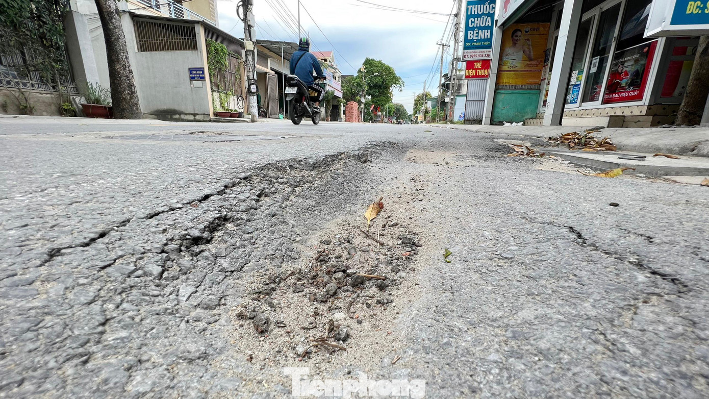 Ông Hà Văn Trung – Chủ tịch UBND xã Nghi Phú cho biết: “Công trình chưa được nghiệm thu bàn giao. Sau khi xuất hiện các hố sụt lún, xã đã nhiều lần gửi công văn lên Ban QLDA xây dựng các công trình dân dụng và công nghiệp tỉnh Nghệ An đề nghị khắc phục, nhưng đến nay vẫn chưa được phản hồi”.
