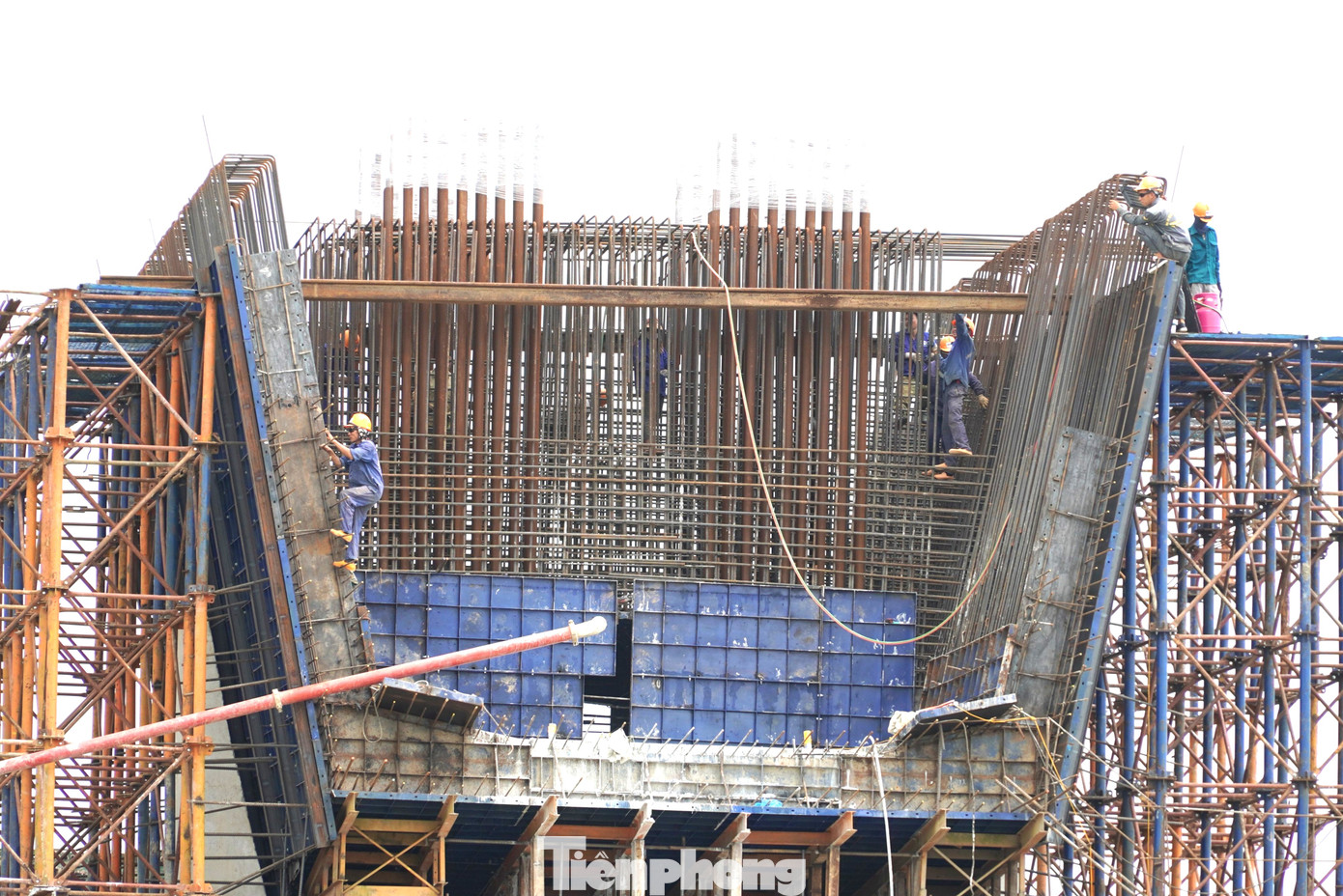 Công trình cầu Hưng Đức, thuộc dự án thành phần Diễn Châu - Bãi Vọt, phần hạ bộ đã hoàn thành, các công nhân đang đẩy nhanh lao lắp dầm và đúc hẫng. Việc thi công ở trên cao, không có bóng che nên dường như công nhân phải tiếp xúc với nắng nóng cả ngày.