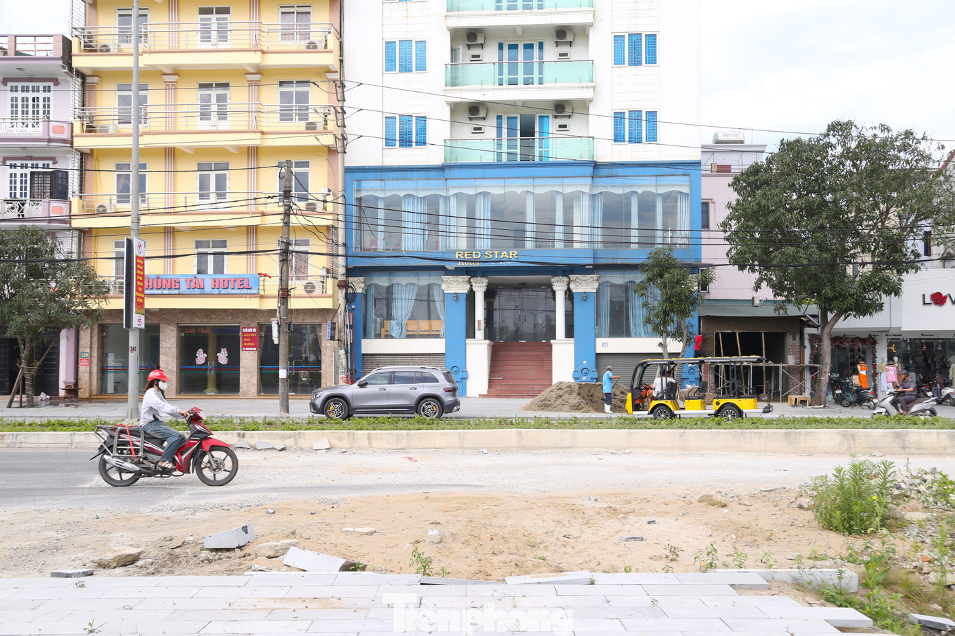“Tuyến đường rộng rãi như thế nhưng vẫn còn sót lại chỉ khoảng 50m tạo nên một cảnh xấu xí, nhếch nhác ngay trước bãi biển. Chưa hết, đoạn này đường thắt cổ chai, mặt đường nham nhở nên nguy cơ tai nạn giao thông rất cao”, một người dân ở phường Thu Thủy chia sẻ.