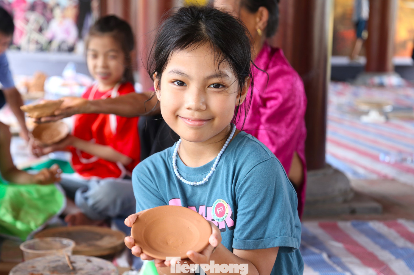 Thỏa thích sáng tạo trên sản phẩm gốm. Thỏa thích sáng tạo trên sản phẩm gốm.