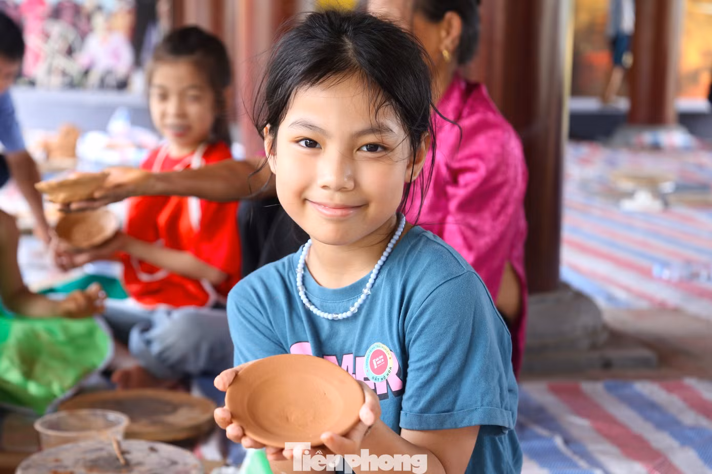 Thỏa thích sáng tạo trên sản phẩm gốm.