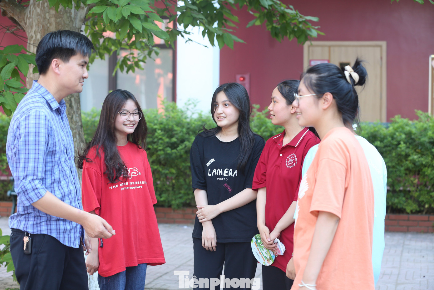 Giáo viên trường THPT Huỳnh Thúc Kháng trao đổi với các em học sinh.