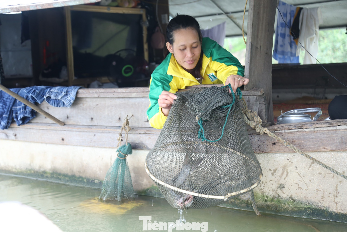 Bao năm qua, người dân xóm vạn chài đều mong muốn có một "tấc đất cắm dùi" để an cư, sớm thoát cảnh "nước sông, gạo chợ". Bao năm qua, người dân xóm vạn chài đều mong muốn có một "tấc đất cắm dùi" để an cư, sớm thoát cảnh "nước sông, gạo chợ".