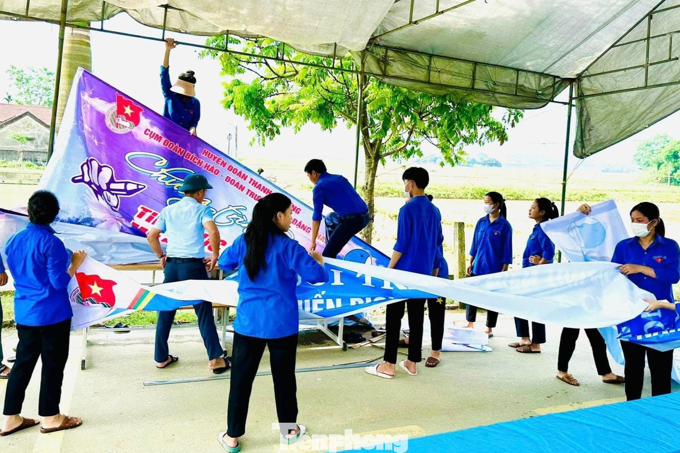 Trong quá trình diễn ra kỳ thi, các đội hình tình nguyện sẽ phối hợp với chính quyền, các cơ sở y tế, các điểm thi rà soát, nắm thông tin về tình hình thí sinh tại địa phương và xây dựng phương án chủ động xử lý khi có sự cố bất thường về thời tiết, tai nạn, sức khỏe… của thí sinh. Trong quá trình diễn ra kỳ thi, các đội hình tình nguyện sẽ phối hợp với chính quyền, các cơ sở y tế, các điểm thi rà soát, nắm thông tin về tình hình thí sinh tại địa phương và xây dựng phương án chủ động xử lý khi có sự cố bất thường về thời tiết, tai nạn, sức khỏe… của thí sinh.