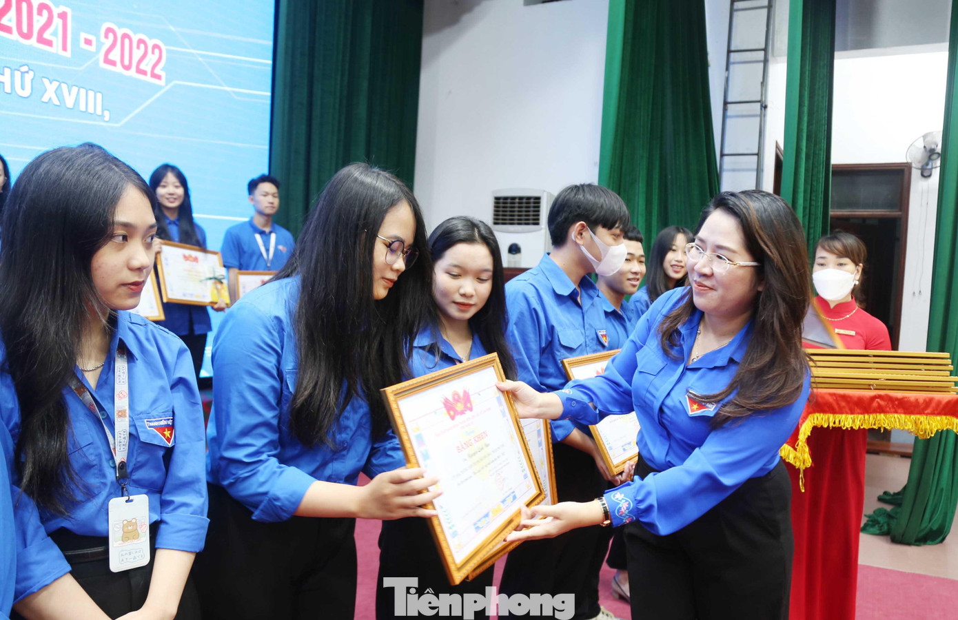 Chị Nguyễn Phương Thúy, Phó Bí Thư Tỉnh Đoàn Nghệ An trao tặng Bằng khen.