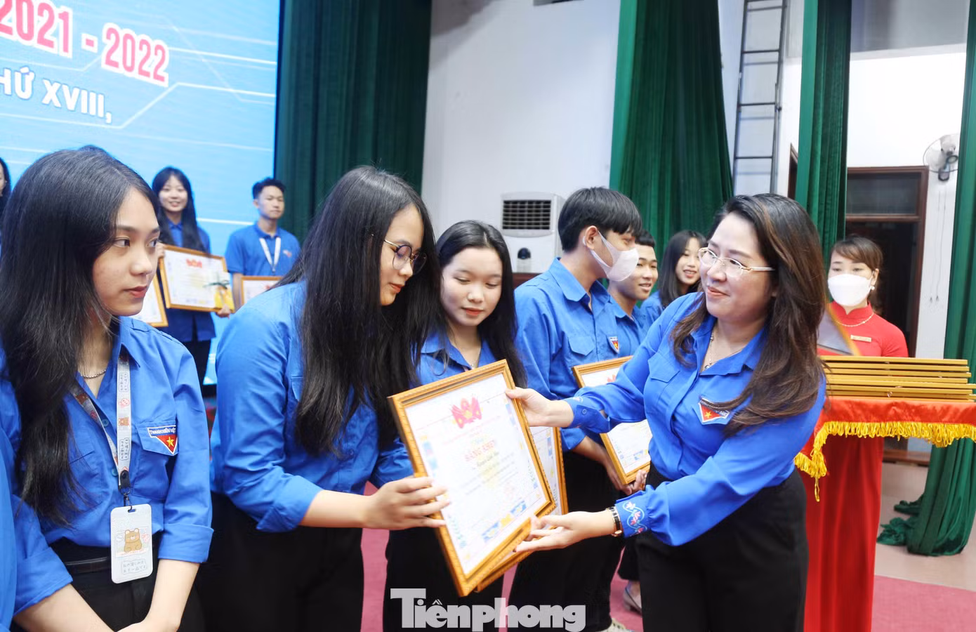 Chị Nguyễn Phương Thúy, Phó Bí Thư Tỉnh Đoàn Nghệ An trao tặng Bằng khen.