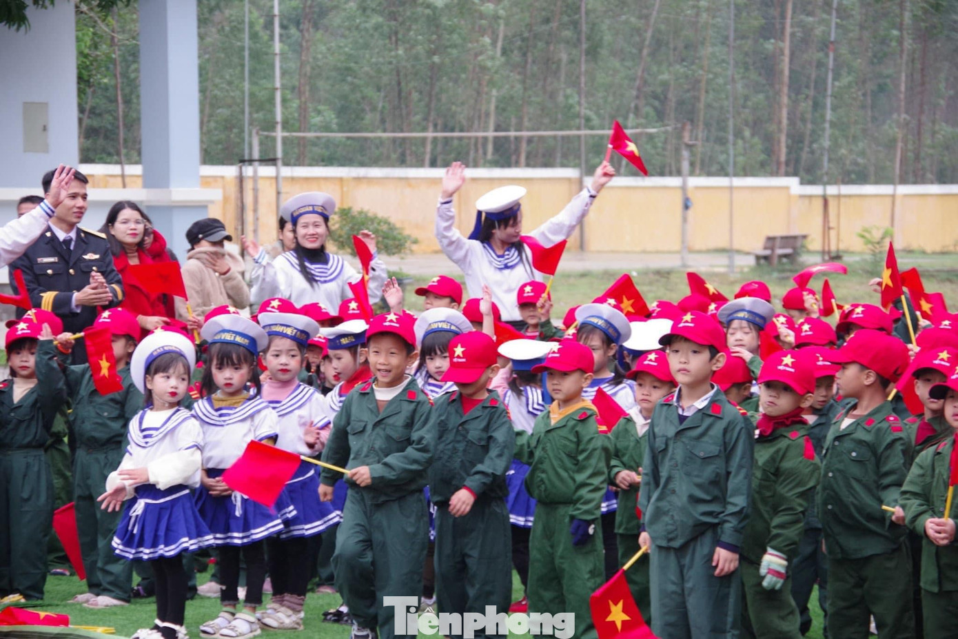 Các em được nghe giới thiệu về truyền thống vẻ vang của lực lượng Quân đội nhân dân Việt Nam, giáo dục, bồi đắp lý tưởng cách mạng, tình yêu quê hương, đất nước; được trải nghiệm chào cờ theo nghi thức quân đội, nghe 10 lời thề của Quân đội nhân dân Việt Nam,... Các em được nghe giới thiệu về truyền thống vẻ vang của lực lượng Quân đội nhân dân Việt Nam, giáo dục, bồi đắp lý tưởng cách mạng, tình yêu quê hương, đất nước; được trải nghiệm chào cờ theo nghi thức quân đội, nghe 10 lời thề của Quân đội nhân dân Việt Nam,...