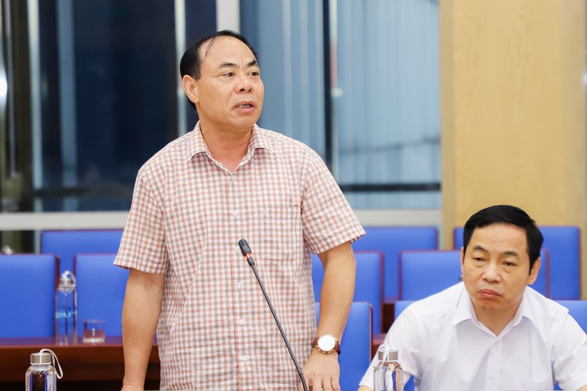 Ông Nguyễn Mạnh Cường - Giám đốc Sở Du lịch tỉnh Nghệ An (áo sọc) xin nghỉ hưu trước tuổi. Ảnh: THNA