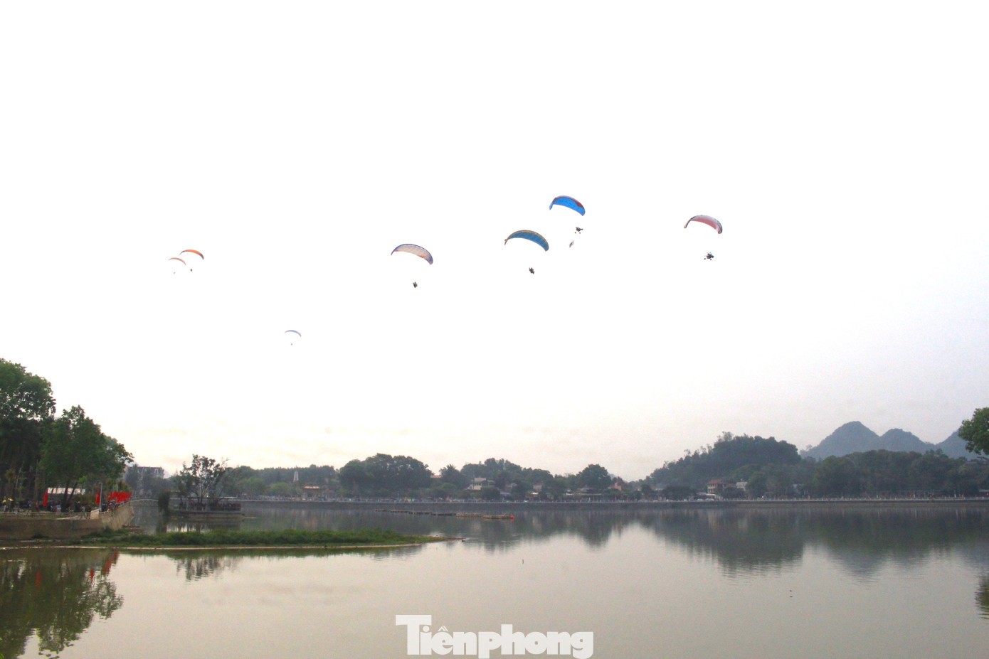 Nằm trong chuỗi các hoạt động kỷ niệm 60 năm ngày thành lập huyện Quỳ Hợp, Nghệ An (19/4/1963-19/4/2023), ngày 19/4, tại hồ Thung Mây, đã diễn ra sự kiện bay dù lượn. Đây là sự kiện dù lượn đầu tiên được tổ chức tại Nghệ An nói riêng và khu vực Bắc Trung Bộ nói chung.