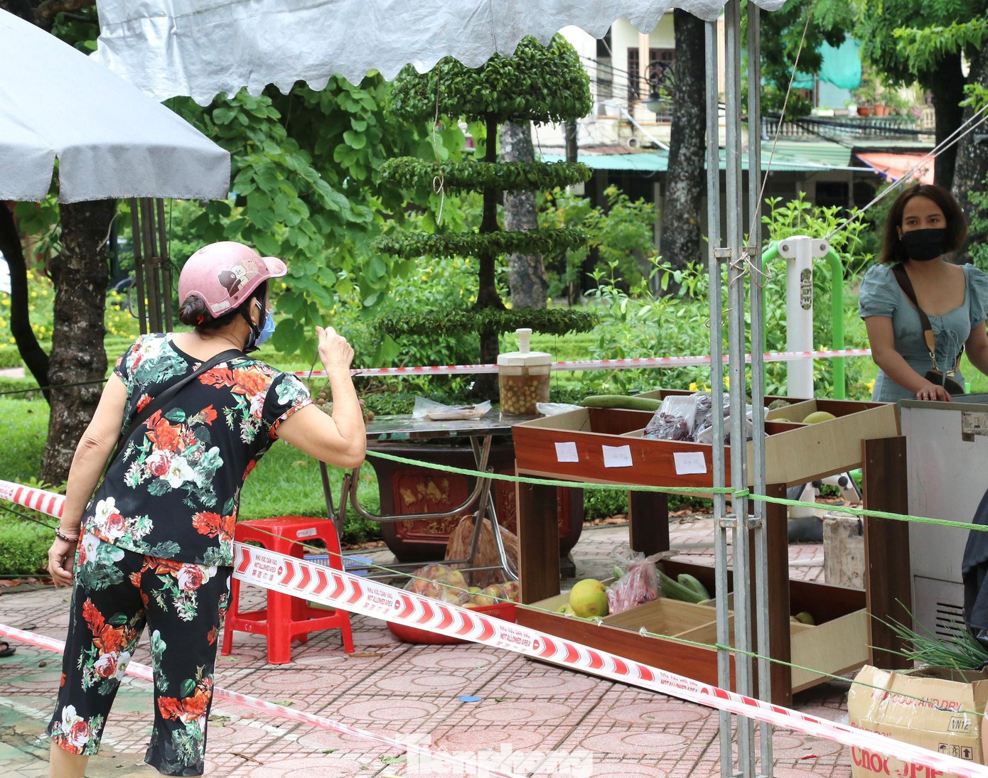 Trong sáng nay, các phường, xã khác trên địa bàn TP Vinh cũng đã đồng loạt mở các gian hàng thực phẩm, nhu yếu phẩm cho người dân. Cụ thể, tại xã Nghi Phú có 3 điểm tại Trường THCS xã Nghi Phú, Nhà văn hóa xóm 5 và Nhà văn hóa xóm 17; xã Nghi Kim có 2 điểm, phường Lê Lợi có 2 điểm trên đường Lý Thường Kiệt và Trường Chinh...