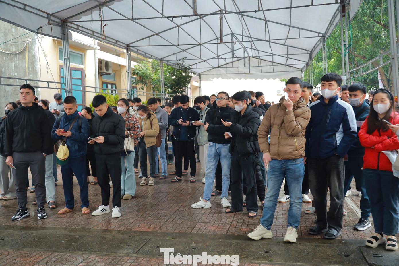 Ngày 1/4 là ngày thứ hai tỉnh Nghệ An tiếp nhận hồ sơ đăng ký tham gia dự thi tiếng Hàn, theo chương trình cấp phép việc làm cho lao động nước ngoài sang làm việc tại Hàn Quốc (EPS) đợt 1 năm 2025. Từ sáng sớm, rất đông lao động đã đến Trung tâm Dịch vụ việc làm tỉnh Nghệ An đóng trên đường Phong Định Cảng, thành phố Vinh chờ làm thủ tục. Dù trời mưa rét, song người dân vẫn kiên nhẫn chờ tới lượt làm thủ tục.