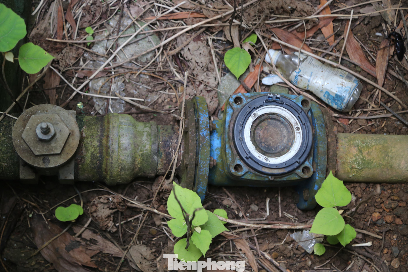 Van khóa, đồng hồ nước hoen gỉ.