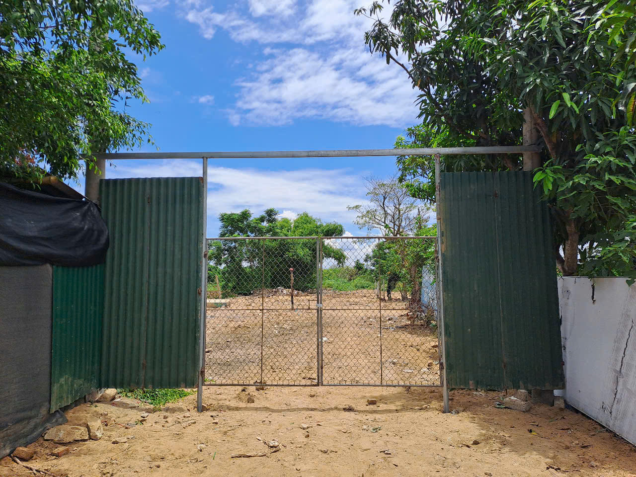 Chính quyền phường Vinh Phú dựng hàng rào thép bao quanh, lắp đặt cổng bảo vệ Chính quyền phường Vinh Phú dựng hàng rào thép bao quanh, lắp đặt cổng bảo vệ