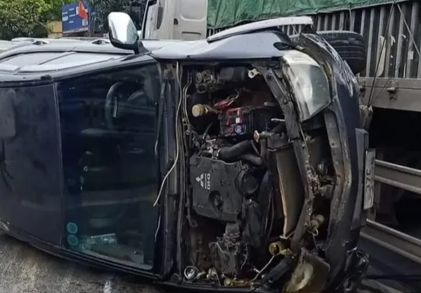 Chiếc xe bán tải bị hư hỏng nặng Chiếc xe bán tải bị hư hỏng nặng