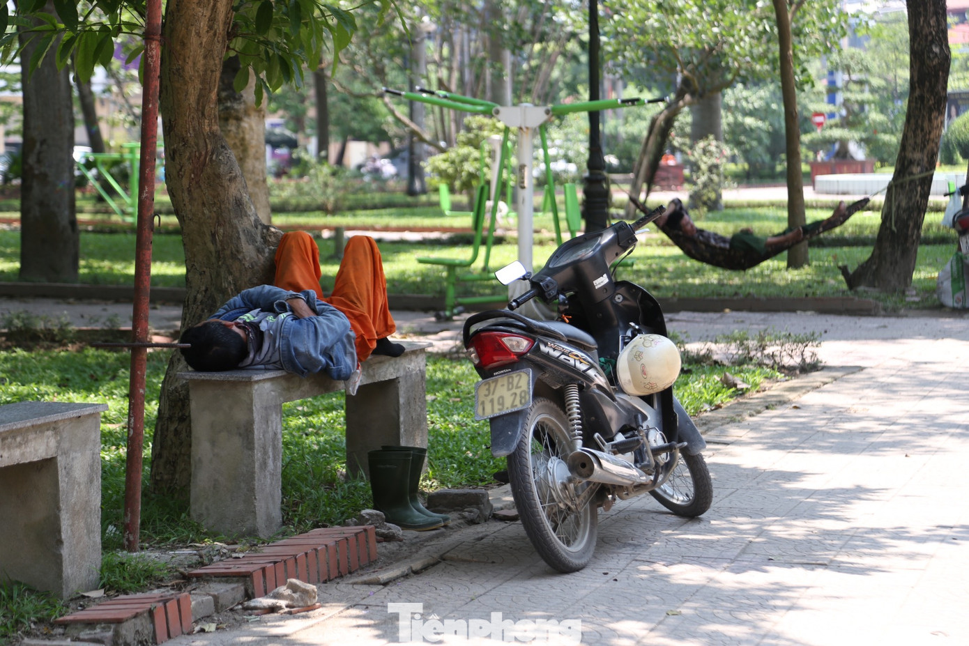 Nắng nóng gay gắt được dự báo kéo dài đến hết ngày 7/5. Người dân được khuyến cáo cần che chắn cẩn thận, hạn chế ra ngoài trong thời gian từ 11h đến 13h, là thời điểm mặt trời thiêu đốt, nhiệt độ cao nhất trong ngày. Trong ảnh, người lao động tìm các bóng cây để ngủ trưa.