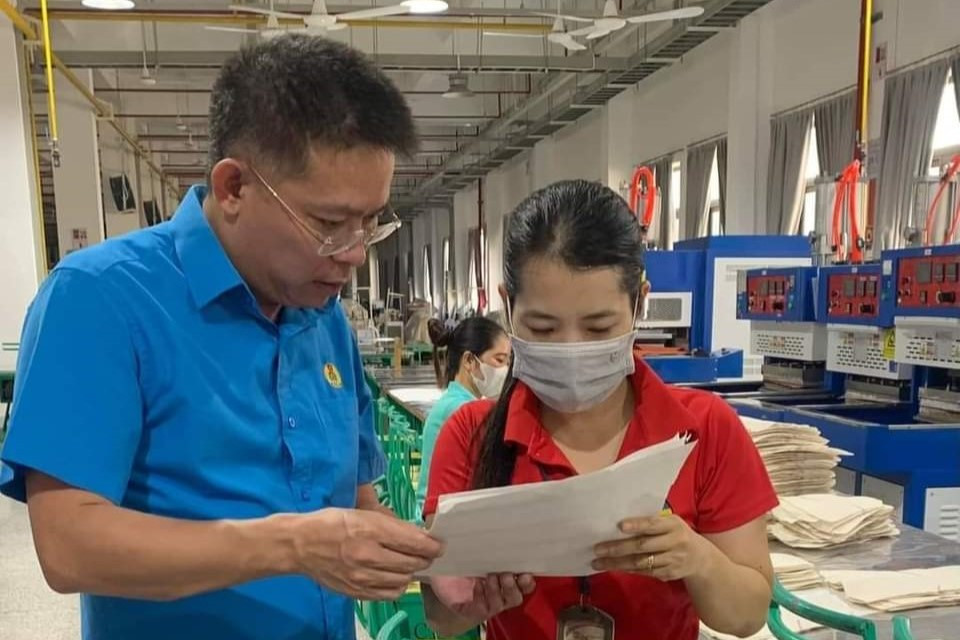 Đại diện Liên đoàn Lao động tỉnh Nghệ An trao đổi với công nhân.