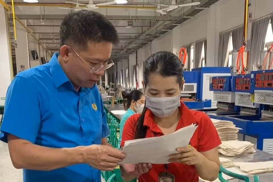 Đại diện Liên đoàn Lao động tỉnh Nghệ An trao đổi với công nhân.