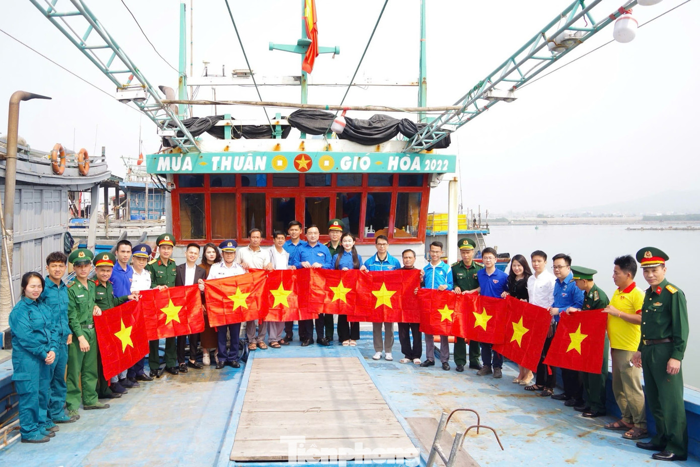 Anh Mạnh cùng tổ chức Đoàn trao tặng cờ Tổ quốc cho ngư dân trong phong trào “Tôi yêu Tổ quốc tôi”. Anh Mạnh cùng tổ chức Đoàn trao tặng cờ Tổ quốc cho ngư dân trong phong trào “Tôi yêu Tổ quốc tôi”.