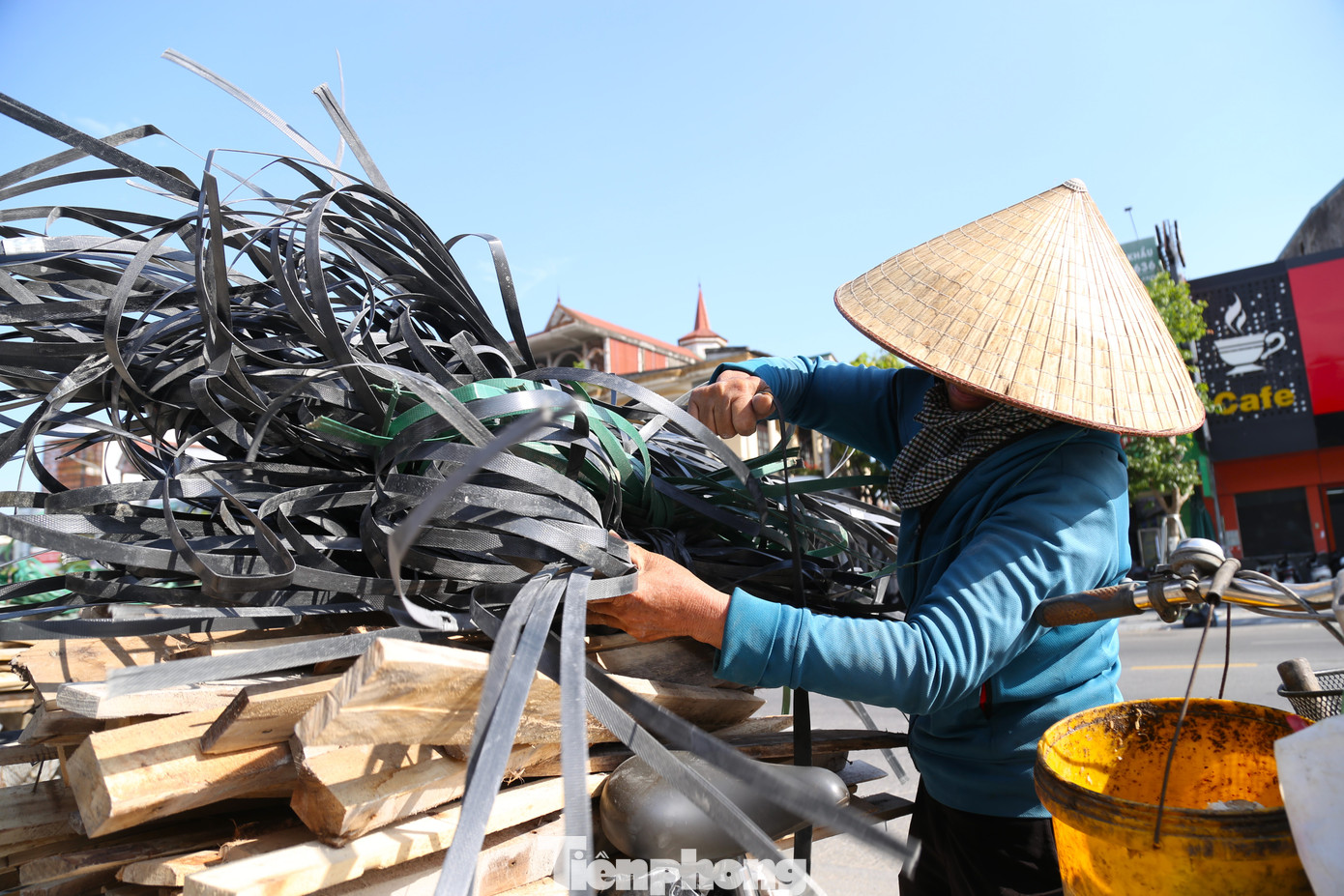 Thời tiết nắng nóng, những người làm công việc nhặt phế liệu vẫn chăm chỉ làm việc.