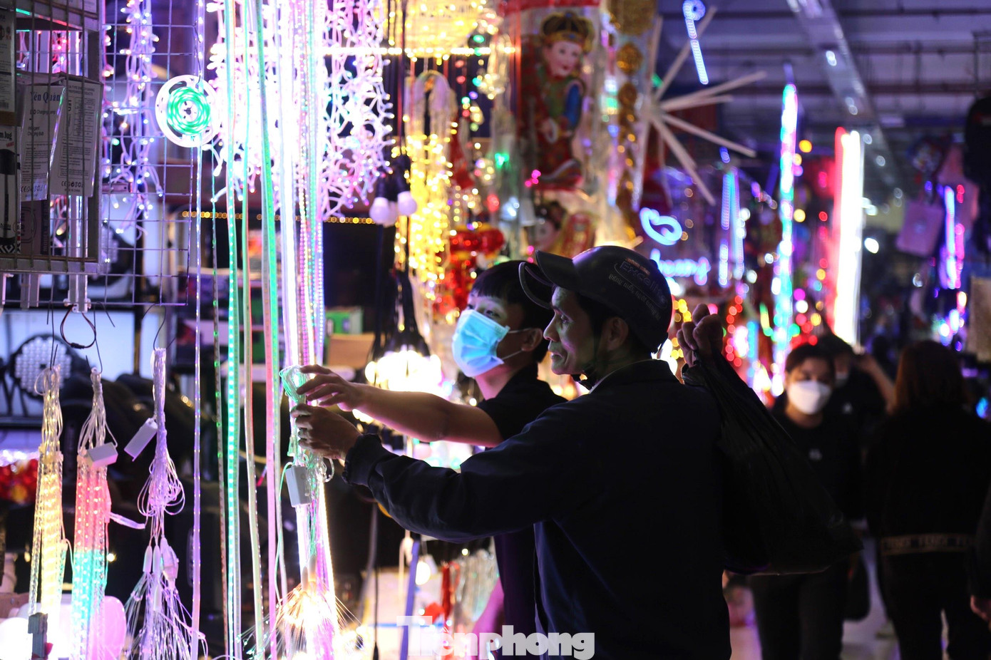 Các mặt hàng trang trí Tết như đèn nháy, đèn led, đèn lồng... được nhiều người tìm mua để trang trí nhà cửa hay cây cảnh.