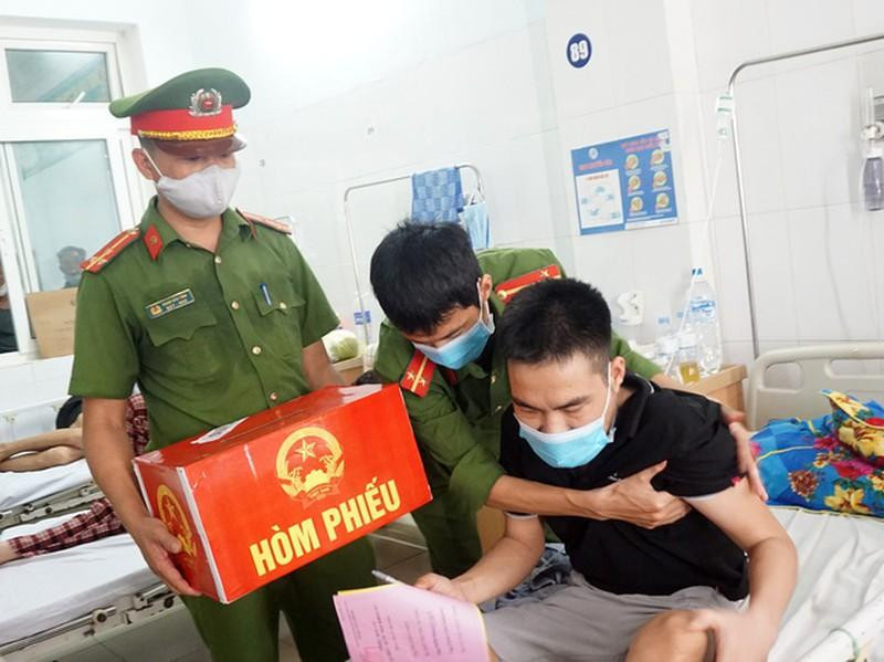 Một bị can bị nhược cơ, không thể tự ngồi dậy được Cán bộ Trại tạm giam Công an tỉnh Nghệ An giúp thực hiện quyền bỏ phiếu ngay tại giường bệnh. Một bị can bị nhược cơ, không thể tự ngồi dậy được Cán bộ Trại tạm giam Công an tỉnh Nghệ An giúp thực hiện quyền bỏ phiếu ngay tại giường bệnh.