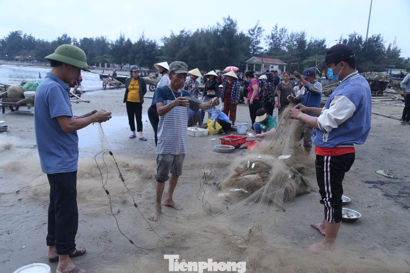 Thường những con cá to sẽ được ngư dân gỡ ngay cho vào thùng đá, còn cá nhỏ để về bờ “gỡ túc tắc”.