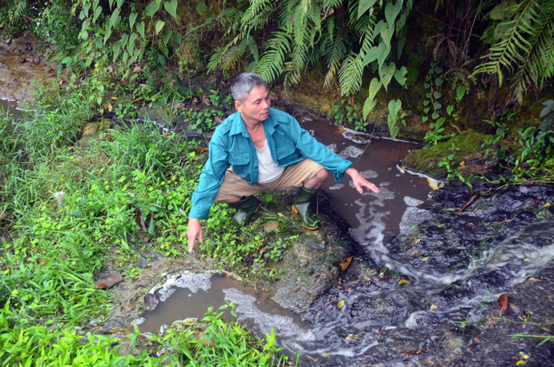 Dòng nước đen kịt, bốc mùi hôi