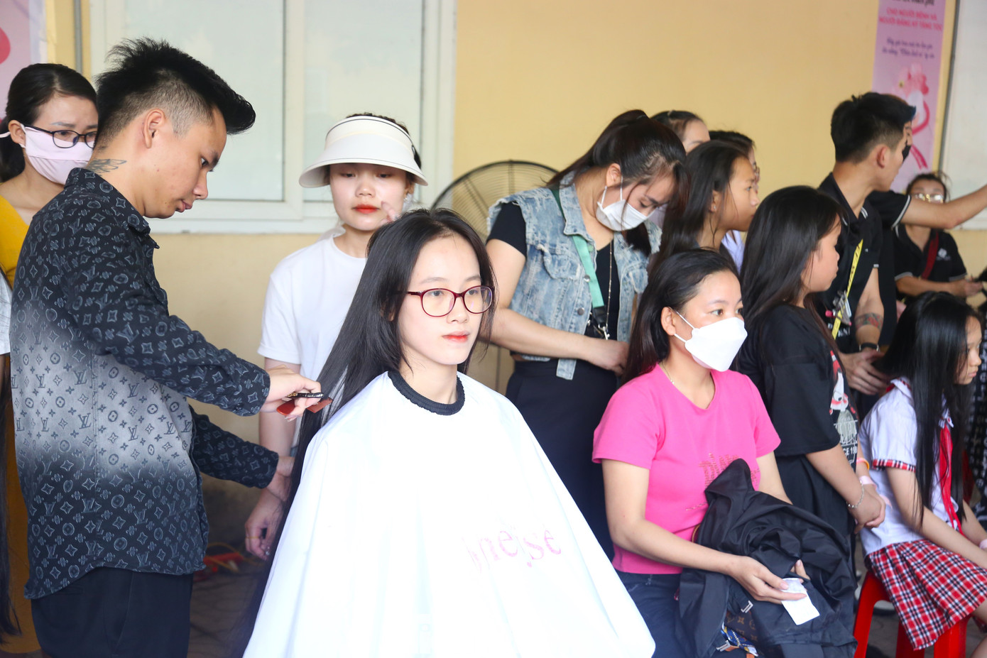 Người hiến tóc phải có mái tóc tự nhiên có chiều dài tối thiểu từ 25 cm. Riêng các loại tóc uốn, duỗi, nhuộm… đã qua xử lý hóa chất phải có chiều dài từ 30 cm.