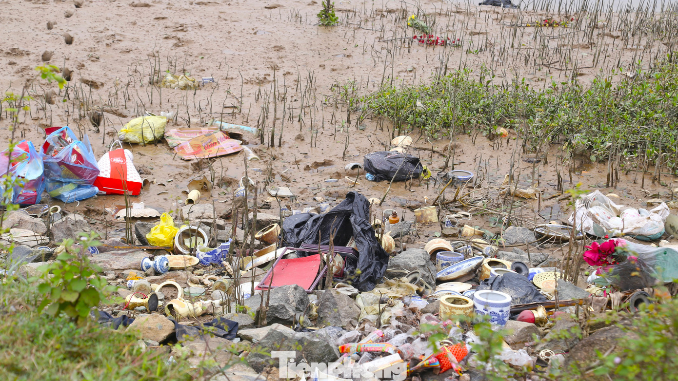 Dọc bãi bồi sông Lam, đoạn qua địa bàn phường Hưng Dũng, phường Bến Thủy (thành phố Vinh, Nghệ An) cũng xuất hiện tình trạng người dân đổ rác bừa bãi, gây ô nhiễm môi trường nghiêm trọng. Dọc bãi bồi sông Lam, đoạn qua địa bàn phường Hưng Dũng, phường Bến Thủy (thành phố Vinh, Nghệ An) cũng xuất hiện tình trạng người dân đổ rác bừa bãi, gây ô nhiễm môi trường nghiêm trọng.